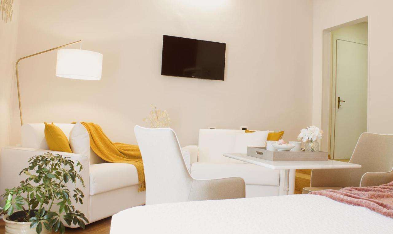 Accanto Al Centro B&B プラート エクステリア 写真